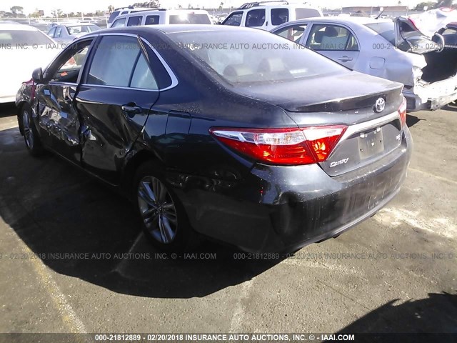 4T1BF1FK8HU373115 - 2017 TOYOTA CAMRY LE/XLE/SE/XSE მუქი ლურჯი ფოტო 3