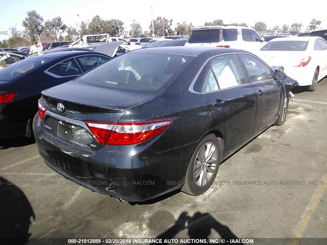 4T1BF1FK8HU373115 - 2017 TOYOTA CAMRY LE/XLE/SE/XSE მუქი ლურჯი ფოტო 4