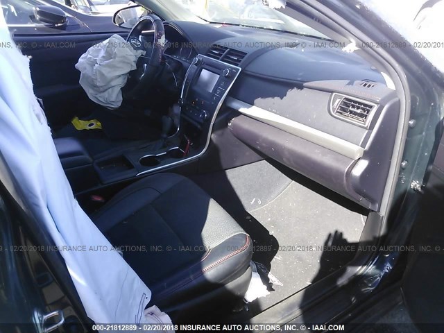 4T1BF1FK8HU373115 - 2017 TOYOTA CAMRY LE/XLE/SE/XSE მუქი ლურჯი ფოტო 5