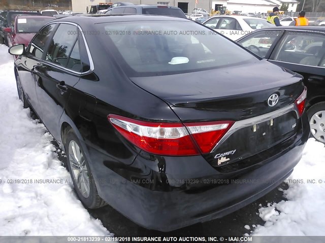4T1BF1FK5FU970980 - 2015 TOYOTA CAMRY LE/XLE/SE/XSE შავი ფოტო 3
