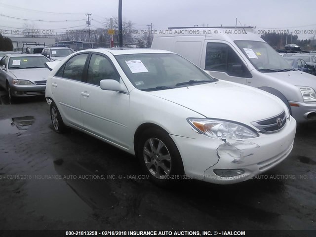 JTDBE32K540284774 - 2004 TOYOTA CAMRY LE/XLE WHITE photo 1