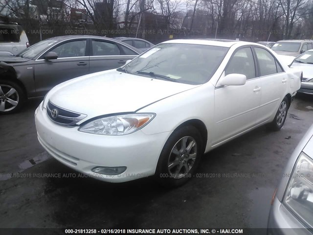 JTDBE32K540284774 - 2004 TOYOTA CAMRY LE/XLE WHITE photo 2