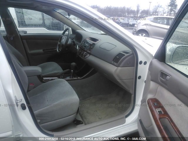 JTDBE32K540284774 - 2004 TOYOTA CAMRY LE/XLE თეთრი ფოტო 5