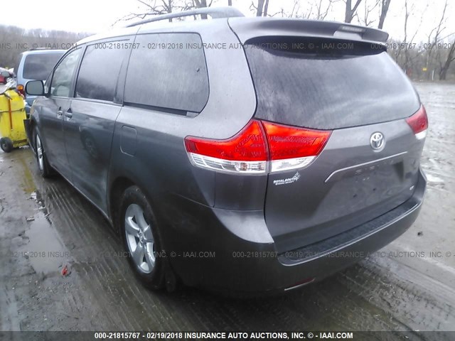 5TDKK3DC8DS300834 - 2013 TOYOTA SIENNA LE GRAY photo 3