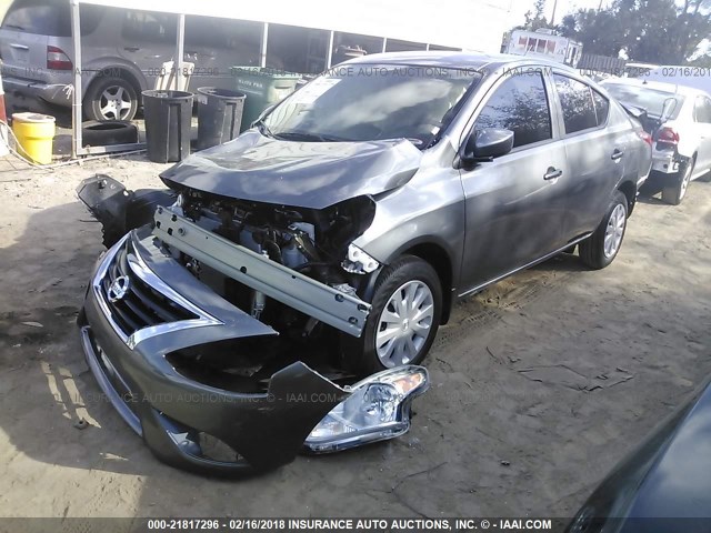 3N1CN7APXJL827398 - 2018 NISSAN VERSA S/S PLUS/SV/SL GRAY photo 2