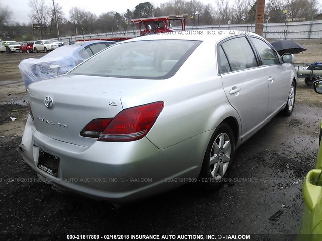 4T1BK36B58U323103 - 2008 TOYOTA AVALON XL/XLS/TOURING/LIMITED SILVER photo 4