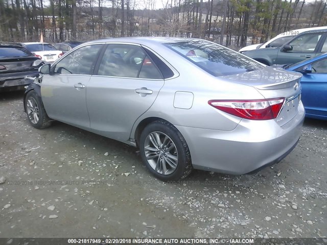 4T1BF1FK4HU638855 - 2017 TOYOTA CAMRY LE/XLE/SE/XSE SILVER photo 3