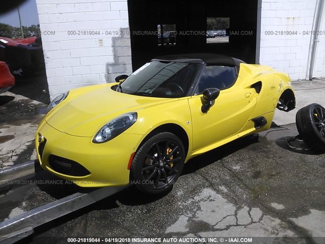 ZARBAAB42GM183390 - 2016 ALFA ROMEO 4C SPIDER YELLOW photo 2