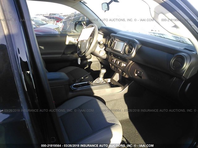 5TFRX5GN5HX080755 - 2017 TOYOTA TACOMA ACCESS CAB/SR/SR5 ნაცრისფერი ფოტო 5