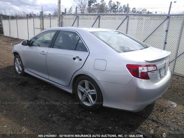 4T1BF1FK7EU374963 - 2014 TOYOTA CAMRY L/SE/LE/XLE SILVER photo 3