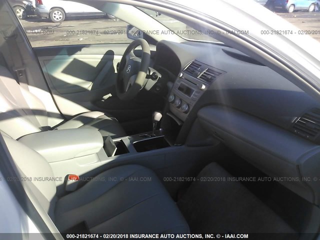 4T1BF3EK3AU517382 - 2010 TOYOTA CAMRY SE/LE/XLE WHITE photo 5