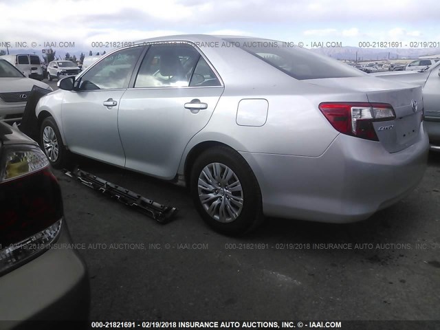 4T4BF1FK6ER414343 - 2014 TOYOTA CAMRY L/SE/LE/XLE ვერცხლისფერი ფოტო 3