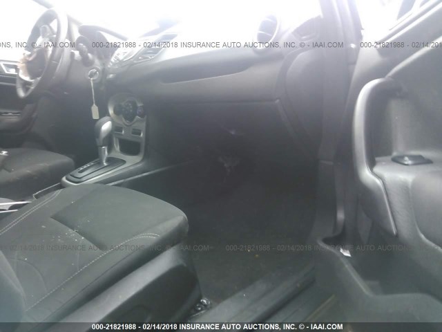 3FADP4EJ1FM214075 - 2015 FORD FIESTA SE GRAY photo 5