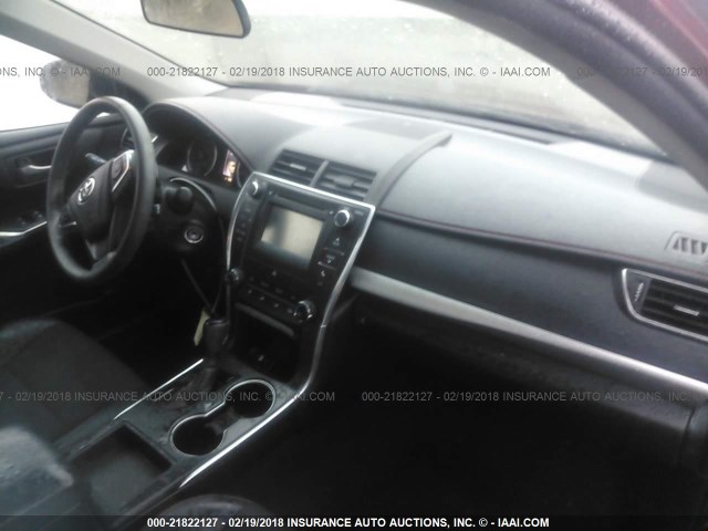 4T1BF1FK1HU616392 - 2017 TOYOTA CAMRY LE/XLE/SE/XSE წითელი ფოტო 5