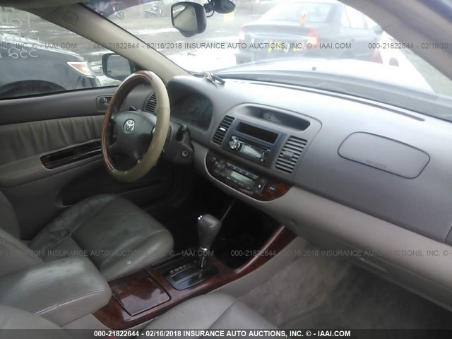 4T1BF30K42U002464 - 2002 TOYOTA CAMRY LE/XLE/SE BLACK photo 5