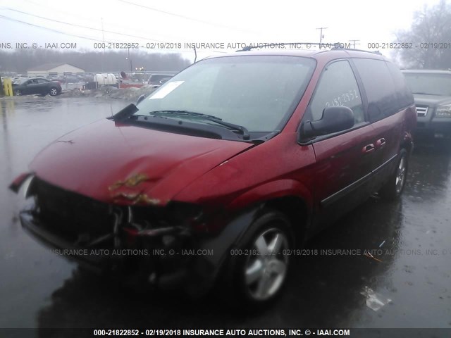 1D4GP45R65B137791 - 2005 DODGE CARAVAN SXT RED photo 2