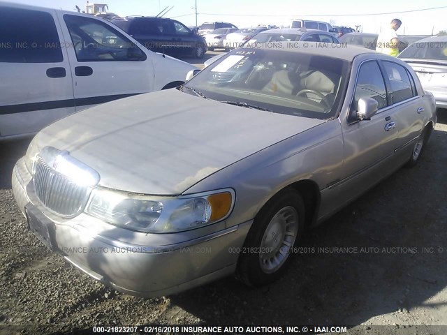 1LNHM81W22Y670352 - 2002 LINCOLN TOWN CAR EXECUTIVE Шампань фото 2