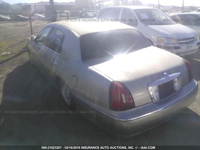 1LNHM81W22Y670352 - 2002 LINCOLN TOWN CAR EXECUTIVE Шампань фото 3