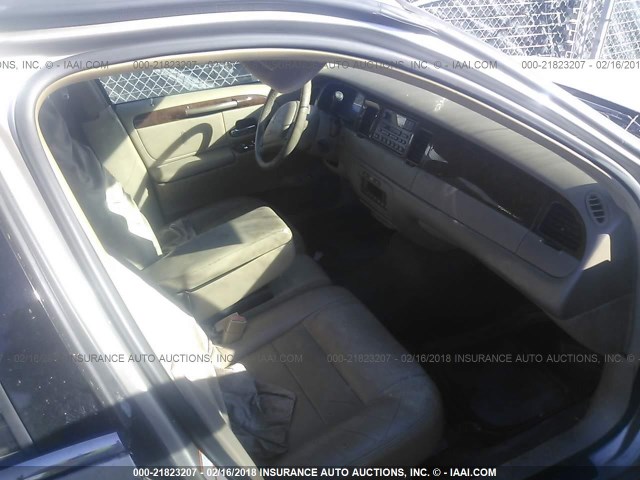 1LNHM81W22Y670352 - 2002 LINCOLN TOWN CAR EXECUTIVE Шампань фото 5