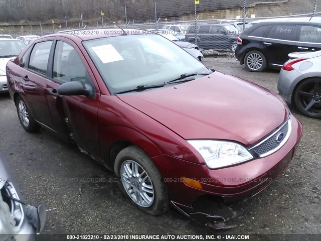 1FAFP34N75W166734 - 2005 FORD FOCUS ZX4 RED photo 1