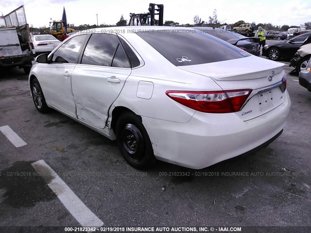 4T1BF1FK1GU159405 - 2016 TOYOTA CAMRY LE/XLE/SE/XSE WHITE photo 3