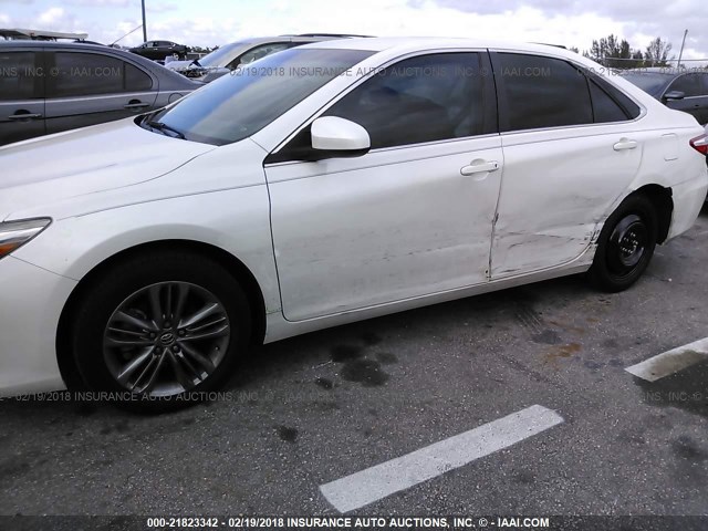 4T1BF1FK1GU159405 - 2016 TOYOTA CAMRY LE/XLE/SE/XSE Blanc photo 6