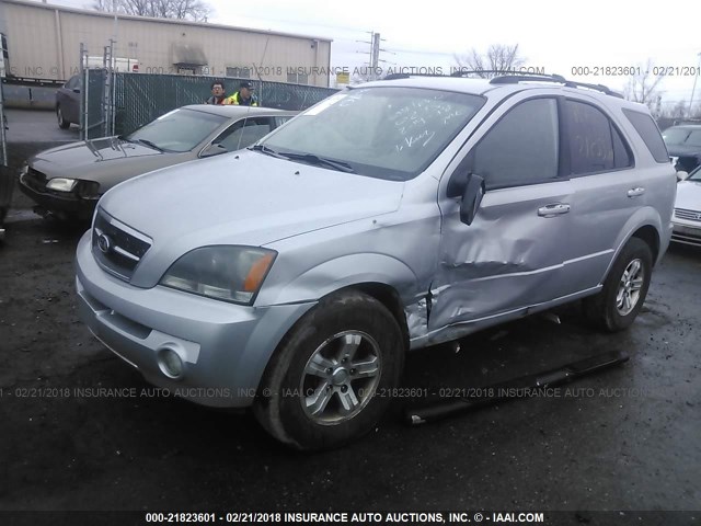 KNDJC733765570275 - 2006 KIA SORENTO EX/LX SILVER photo 2