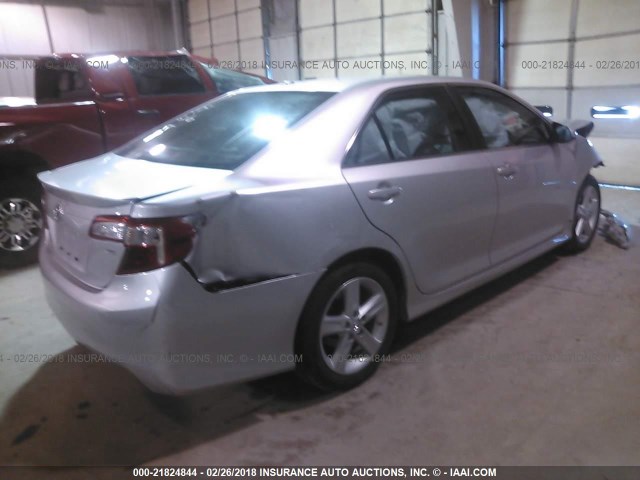 4T1BF1FK5DU246316 - 2013 TOYOTA CAMRY L/SE/LE/XLE 银色 照片 4
