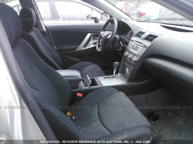 4T1BE46K89U404465 - 2009 TOYOTA CAMRY SE/LE/XLE ვერცხლისფერი ფოტო 5