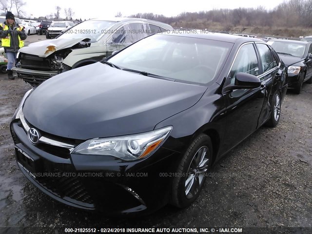 4T1BF1FK5HU359382 - 2017 TOYOTA CAMRY LE/XLE/SE/XSE BLACK photo 2
