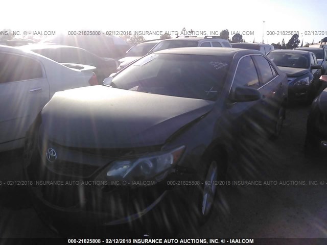 4T1BF1FK0DU269681 - 2013 TOYOTA CAMRY L/SE/LE/XLE 灰色 照片 2
