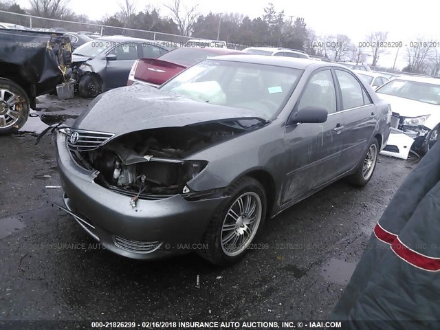 4T1BE32K35U505326 - 2005 TOYOTA CAMRY LE/XLE/SE 灰色 照片 2
