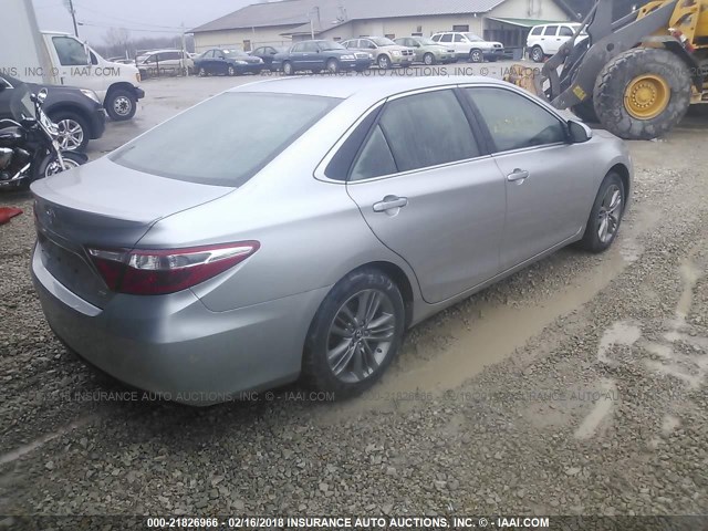 4T1BF1FK4FU970596 - 2015 TOYOTA CAMRY LE/XLE/SE/XSE SILVER photo 4