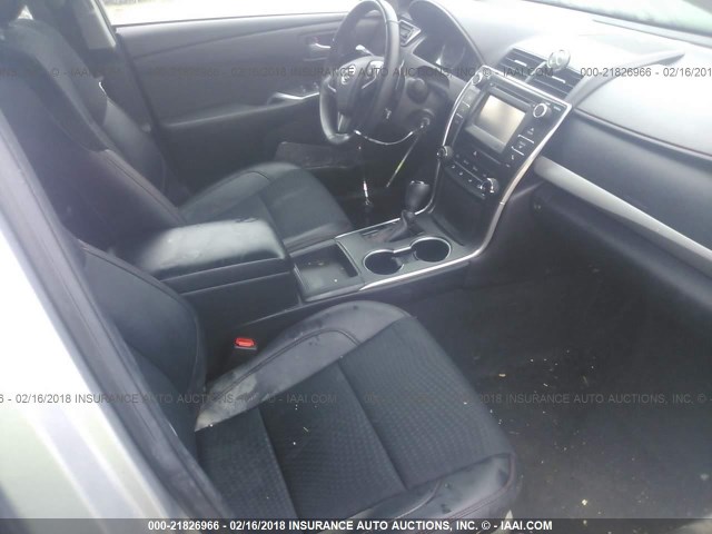 4T1BF1FK4FU970596 - 2015 TOYOTA CAMRY LE/XLE/SE/XSE SILVER photo 5