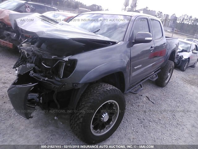 3TMLU4EN7DM121639 - 2013 TOYOTA TACOMA DOUBLE CAB GRAY photo 2