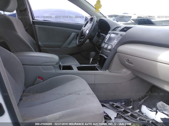 4T1BF3EK7BU590739 - 2011 TOYOTA CAMRY SE/LE/XLE WHITE photo 5
