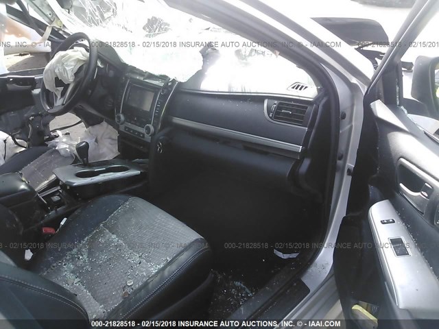 4T1BF1FK9CU038437 - 2012 TOYOTA CAMRY SE/LE/XLE 银色 照片 5