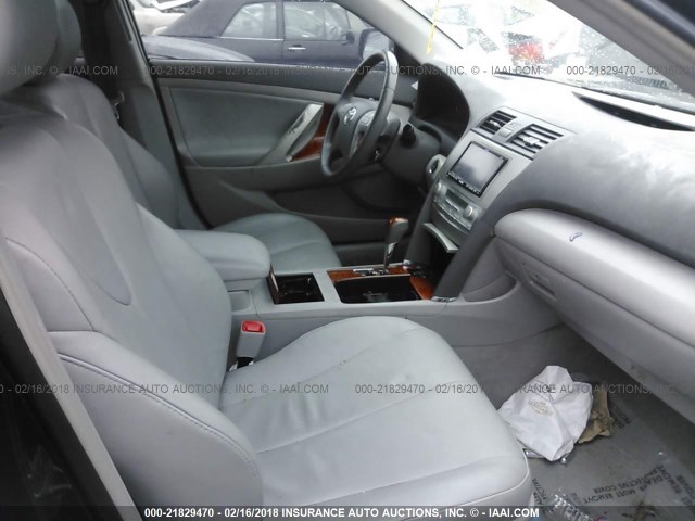 4T1BK46K38U570934 - 2008 TOYOTA CAMRY LE/XLE/SE შავი ფოტო 5