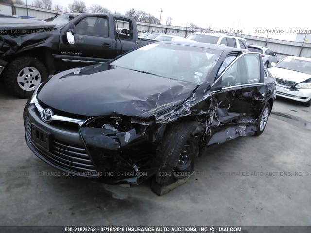 4T1BF1FK4HU271066 - 2017 TOYOTA CAMRY LE/XLE/SE/XSE BLACK photo 2