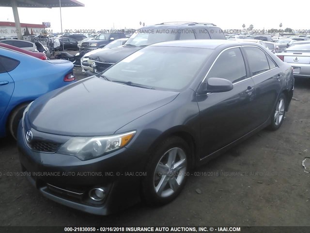 4T1BF1FK9CU174468 - 2012 TOYOTA CAMRY SE/LE/XLE GRAY photo 2