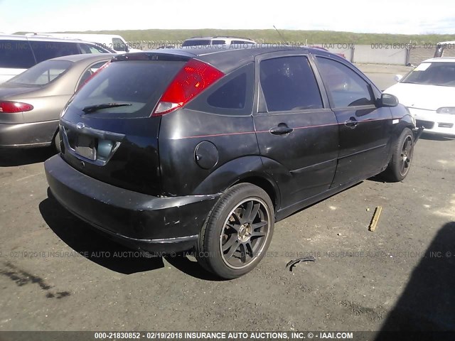 3FAHP37563R183545 - 2003 FORD FOCUS ZX5 BLACK photo 4