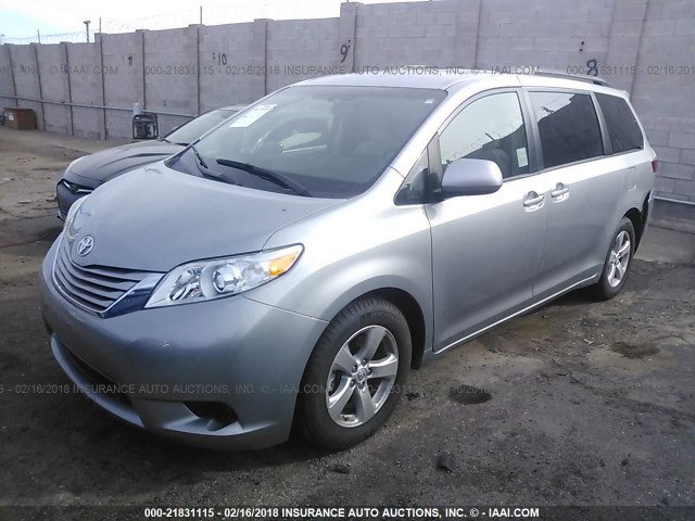 5TDKK3DC2GS715748 - 2016 TOYOTA SIENNA LE SILVER photo 2