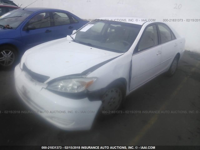 4T1BE32K52U030600 - 2002 TOYOTA CAMRY LE/XLE/SE თეთრი ფოტო 2
