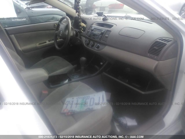 4T1BE32K52U030600 - 2002 TOYOTA CAMRY LE/XLE/SE თეთრი ფოტო 5