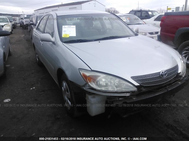 4T1BE32K02U552261 - 2002 TOYOTA CAMRY LE/XLE/SE SILVER photo 1