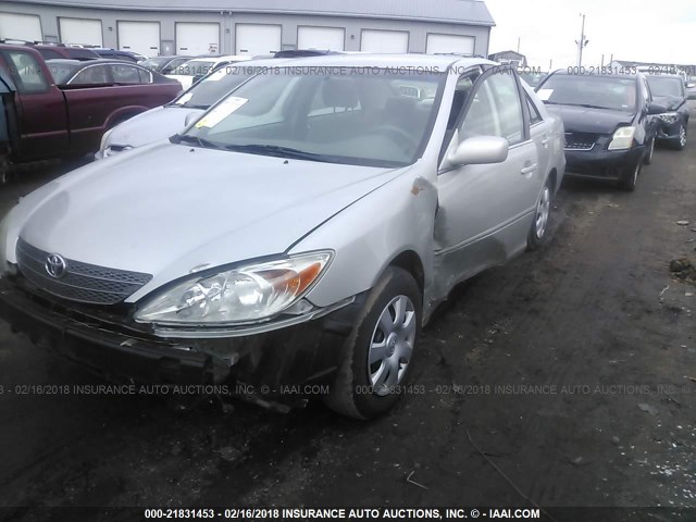 4T1BE32K02U552261 - 2002 TOYOTA CAMRY LE/XLE/SE ვერცხლისფერი ფოტო 2