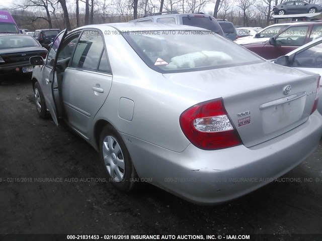 4T1BE32K02U552261 - 2002 TOYOTA CAMRY LE/XLE/SE ვერცხლისფერი ფოტო 3