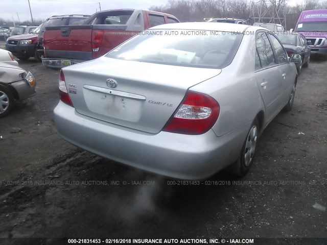 4T1BE32K02U552261 - 2002 TOYOTA CAMRY LE/XLE/SE ვერცხლისფერი ფოტო 4