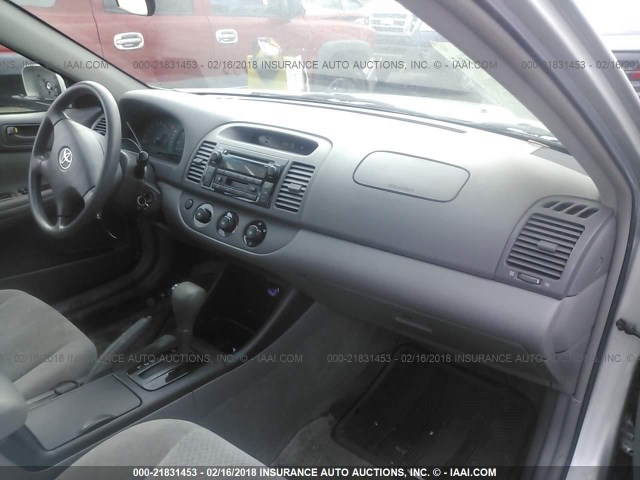 4T1BE32K02U552261 - 2002 TOYOTA CAMRY LE/XLE/SE ვერცხლისფერი ფოტო 5