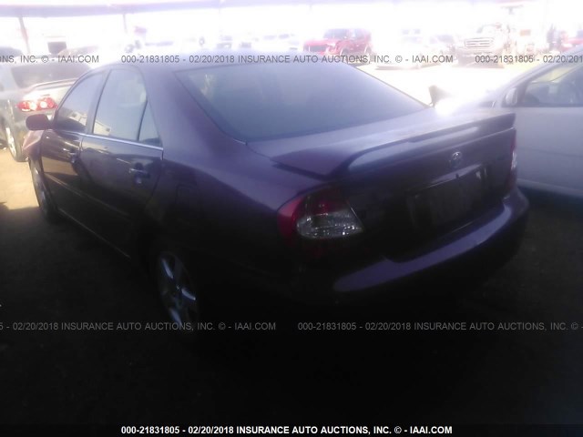 JTDBE32K220109265 - 2002 TOYOTA CAMRY LE/XLE/SE მუქწითელი ფოტო 3